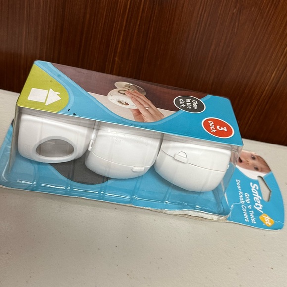 Safety 1st Parent Grip and twist Door Knob Covers, White - Picture 2 of 7